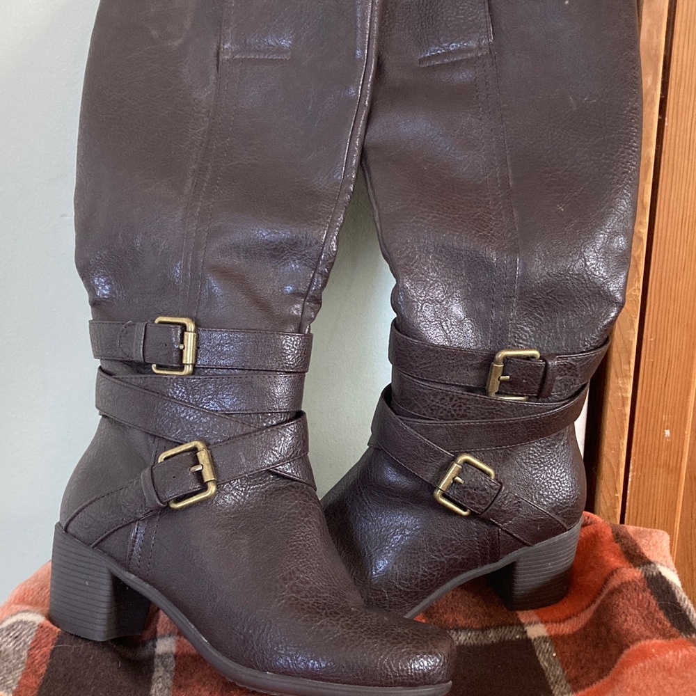 Chic Brown Heeled Boots with Buckle Accents